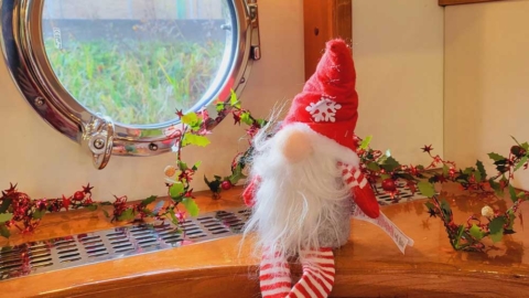 santa_doll_in_window-canal_boat_restaurant-Christmas